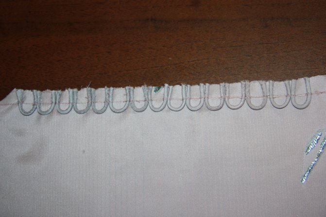 Застежка платья на навесные петли с обтяжными пуговицами