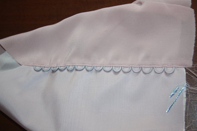 Застежка платья на навесные петли с обтяжными пуговицами