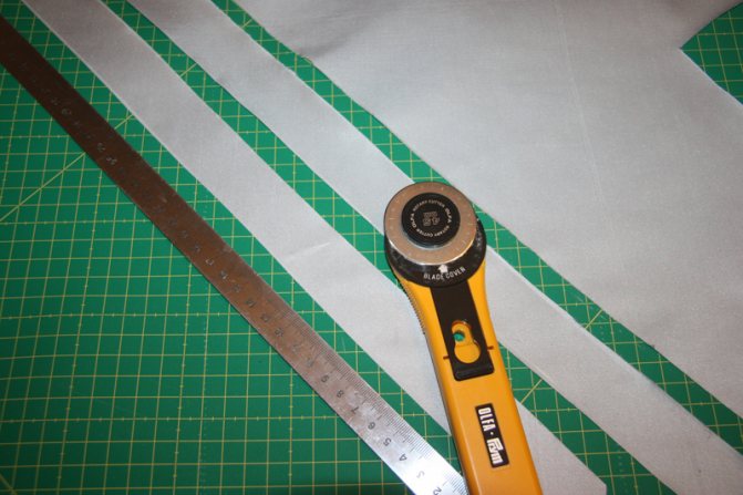 Застежка платья на навесные петли с обтяжными пуговицами