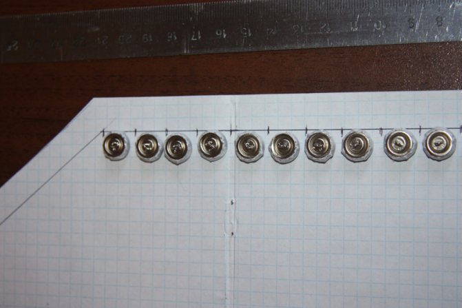 Застежка платья на навесные петли с обтяжными пуговицами