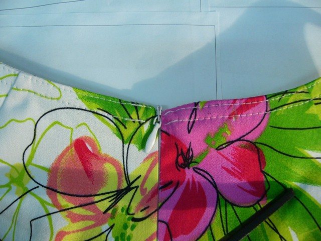 Как вшить потайную молнию в платье на спине или в боковой шов без лапки