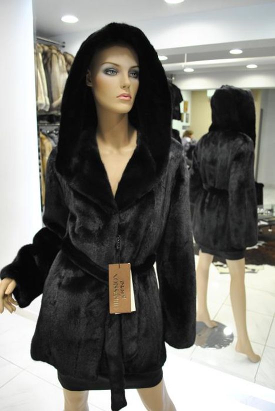 Красивая черная шуба