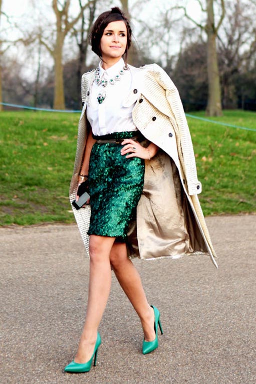 зеленая юбка с пайетками с бежевым тренчем